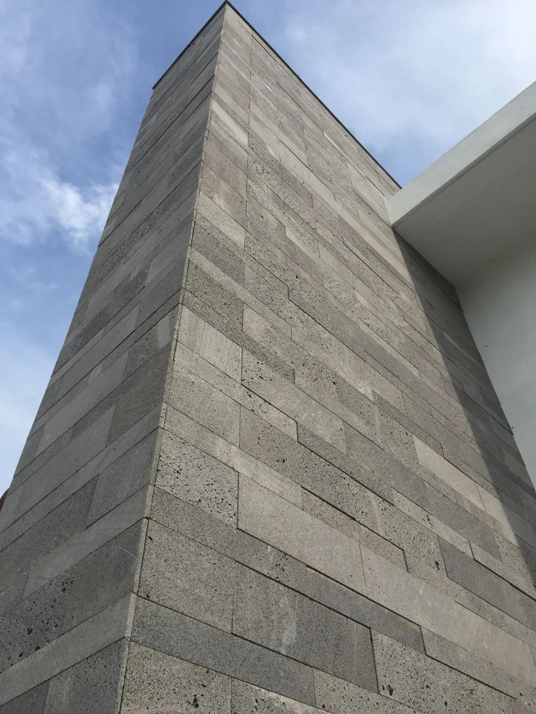 Revestimiento de piedra natural en una fachada